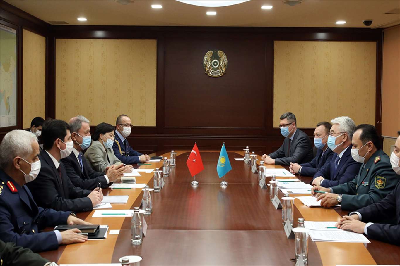 Bakan Akar, Kazakistan Sanayi ve Altyapı Geliştirme Bakanı Atakulov ile görüştü